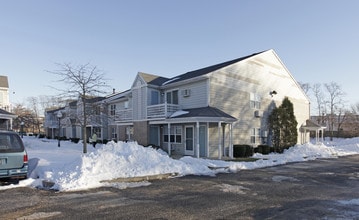 Saxon Green in Bay Shore, NY - Building Photo - Building Photo