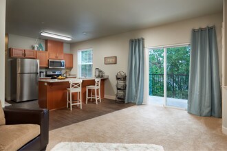 Webster Ridge Apartments in Gladstone, OR - Foto de edificio - Building Photo