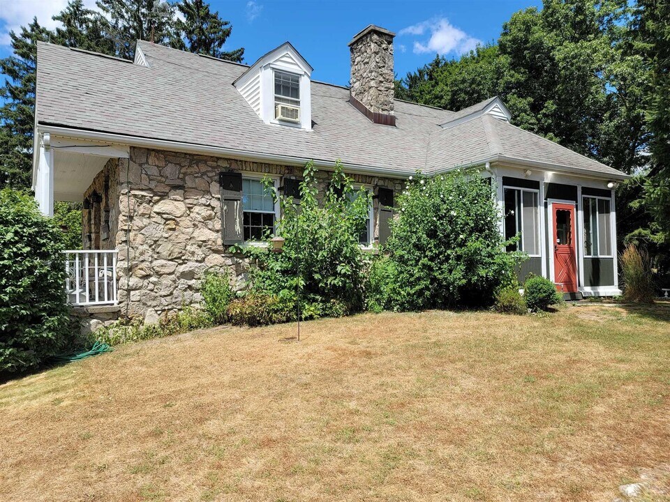 2 Hart Dr in Poughkeepsie, NY - Building Photo