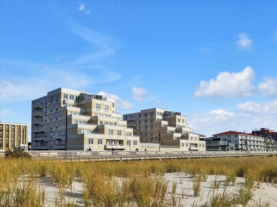 450 W Broadway in Long Beach, NY - Building Photo