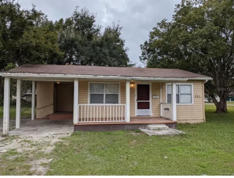 321 W Hunt Ave in Bushnell, FL - Foto de edificio