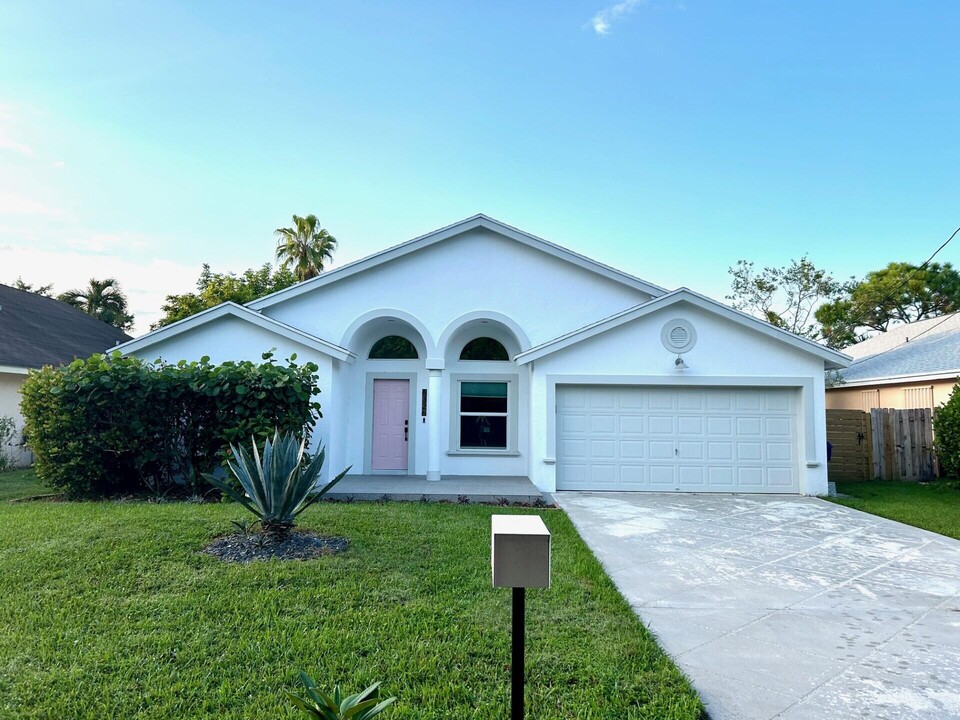 6326 Leslie St in Jupiter, FL - Building Photo