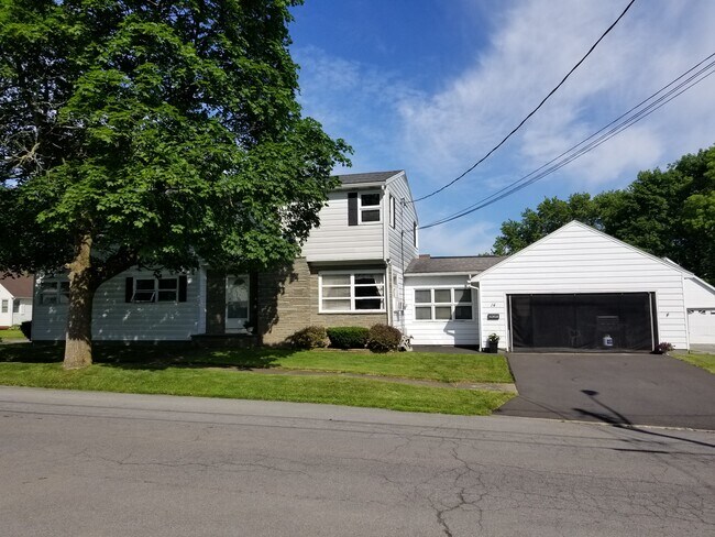 14 Rosemary St, Unit Upstairs Left in Utica, NY - Building Photo - Building Photo