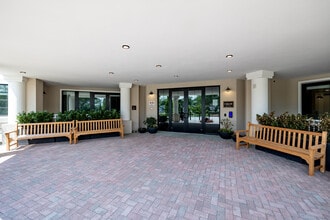 Carlow in Hauppauge, NY - Foto de edificio - Building Photo