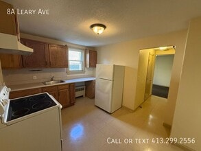 8 Leary Ave in Chicopee, MA - Building Photo - Building Photo