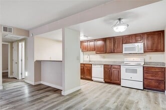 5152 River Glen Dr in Las Vegas, NV - Building Photo - Building Photo