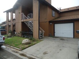 1917-1919 W Whitendale Ave in Visalia, CA - Building Photo