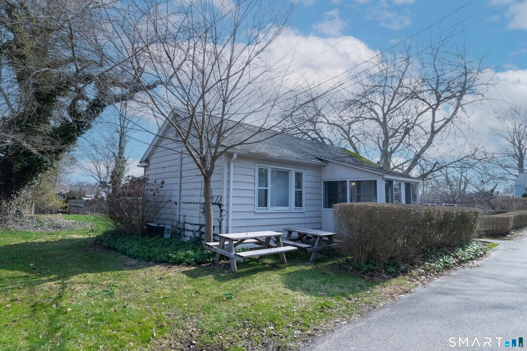 9 Wilcox Pl in Branford, CT - Building Photo