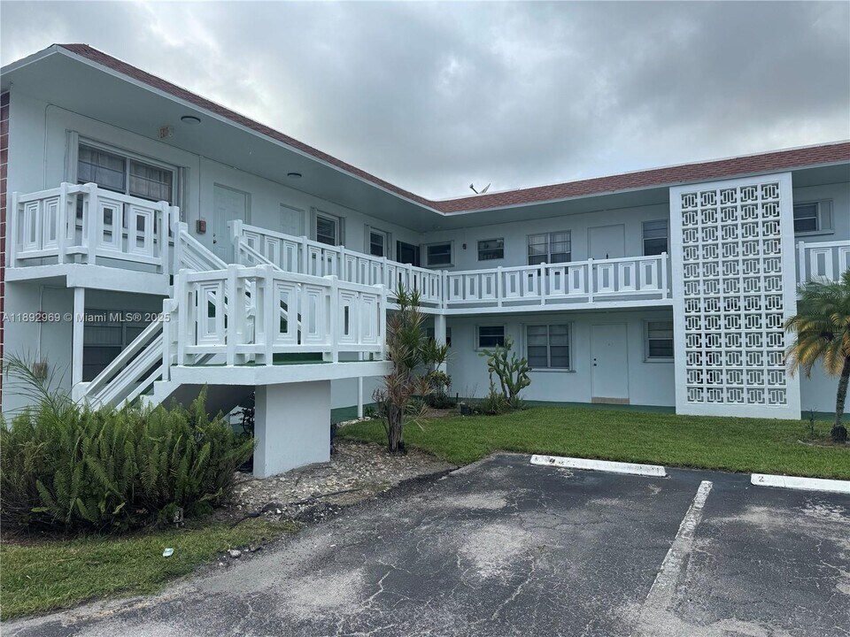1400 NW 43 Terrace in Lauderhill, FL - Building Photo