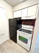 703 West Summit Ave in San Antonio, TX - Building Photo - Interior Photo