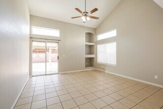 8379 Yamhill St in Las Vegas, NV - Foto de edificio - Building Photo