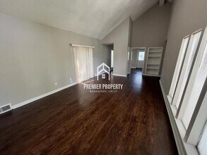 3357 E Oak Side Dr in Memphis, TN - Building Photo - Building Photo