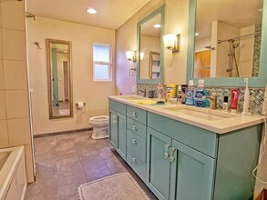 6556 Cleopatra Pl NW in Seattle, WA - Foto de edificio - Building Photo