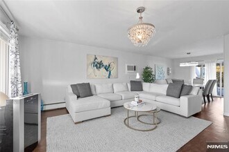 557 Market St in Elmwood Park, NJ - Foto de edificio - Building Photo