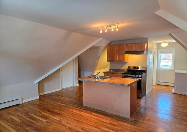 674 Main St in Branford, CT - Foto de edificio - Building Photo