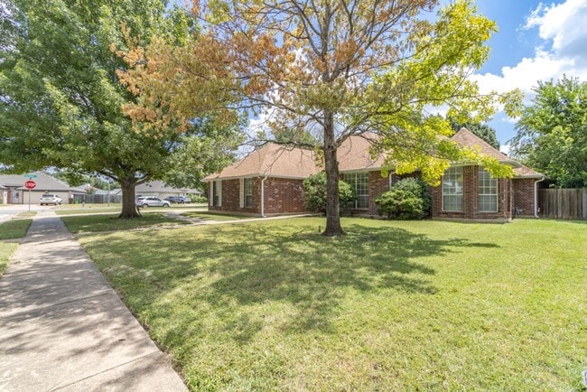 2411 Raintree Path in Round Rock, TX - Foto de edificio - Building Photo