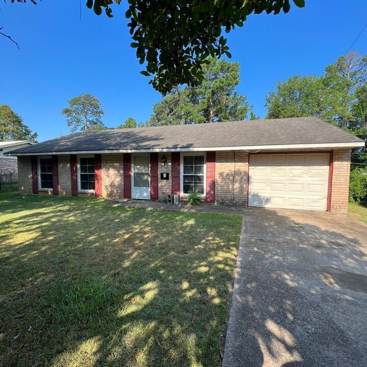 2006 Columbus Cir in Leesville, LA - Building Photo