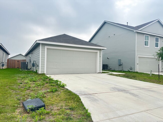 719 Bullsnake Trl in New Braunfels, TX - Building Photo - Building Photo
