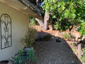 30 Saint Francis Way in Santa Barbara, CA - Foto de edificio - Building Photo
