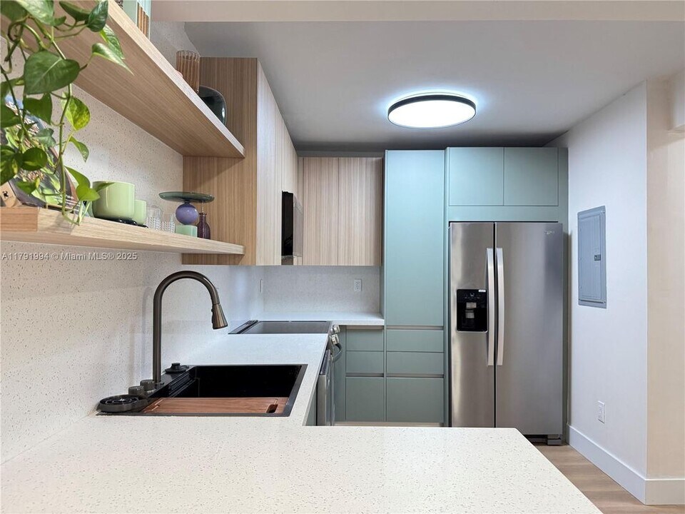 1100 11th St in Miami Beach, FL - Building Photo
