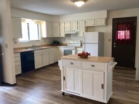 813 Pine Ave, Unit A in Canon City, CO - Building Photo