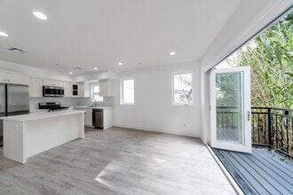 7108 Ramsgate Ave in Los Angeles, CA - Building Photo - Building Photo