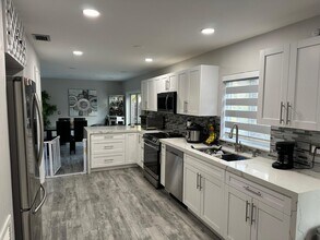 9960 NW 10 Terrace in Miami, FL - Building Photo - Building Photo