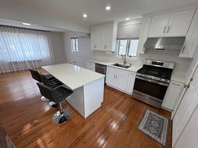 37 Bainbridge Ave, Unit 1 in Melville, NY - Foto de edificio - Building Photo