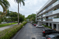 The Palms Condominiums in North Miami, FL - Foto de edificio - Building Photo