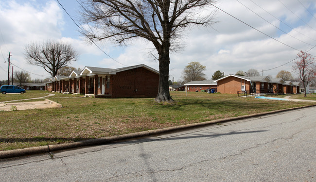 Coastline Apartments in Selma, NC - Building Photo - Building Photo