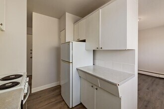 Royal Manor in Edmonton, AB - Building Photo - Building Photo