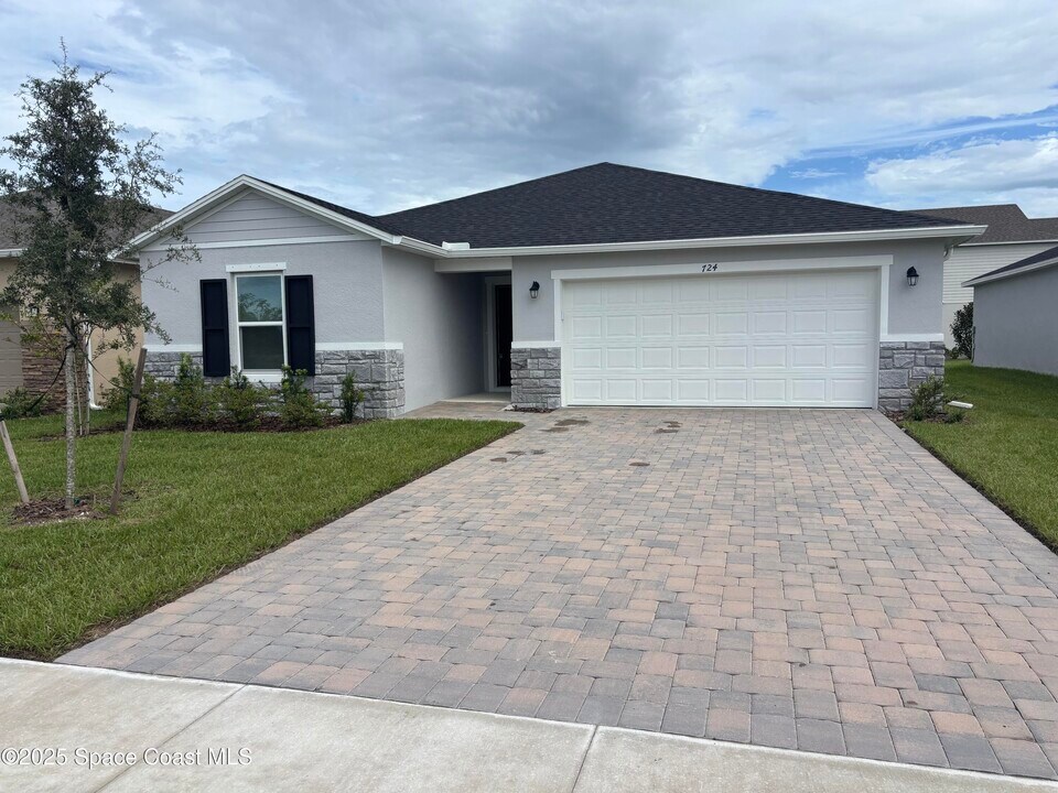 724 Hatton Ln SE in Palm Bay, FL - Building Photo