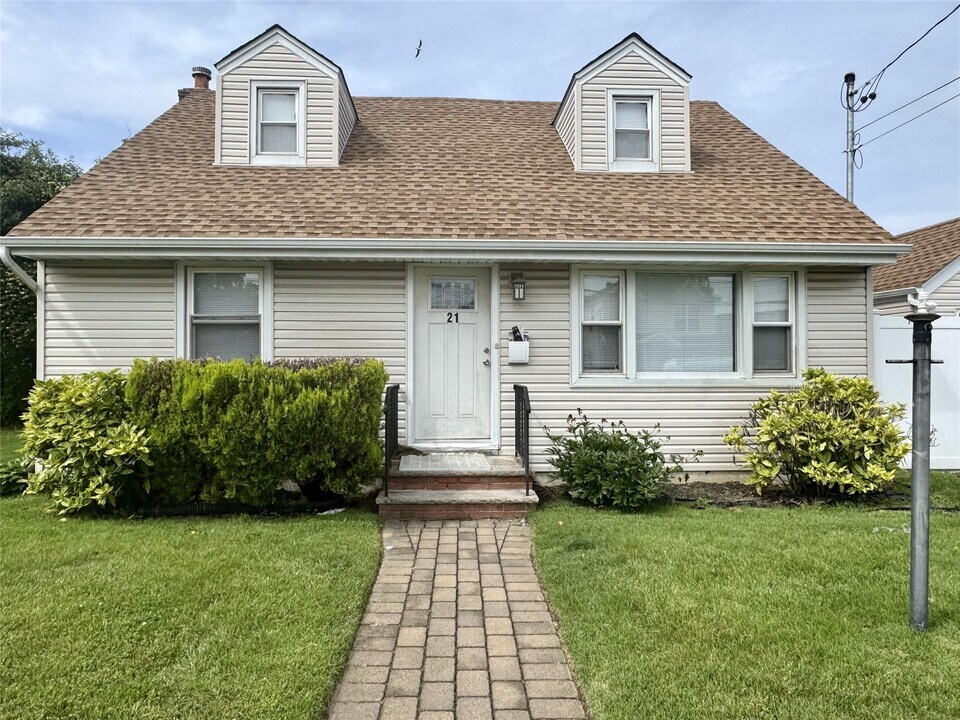 21 W Marshall St in Hempstead, NY - Building Photo