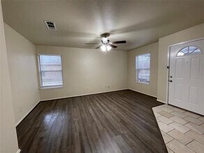 121 Cambridge Dr in Saginaw, TX - Building Photo - Building Photo