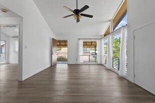98-364-364 Kilihe Wy in Aiea, HI - Building Photo