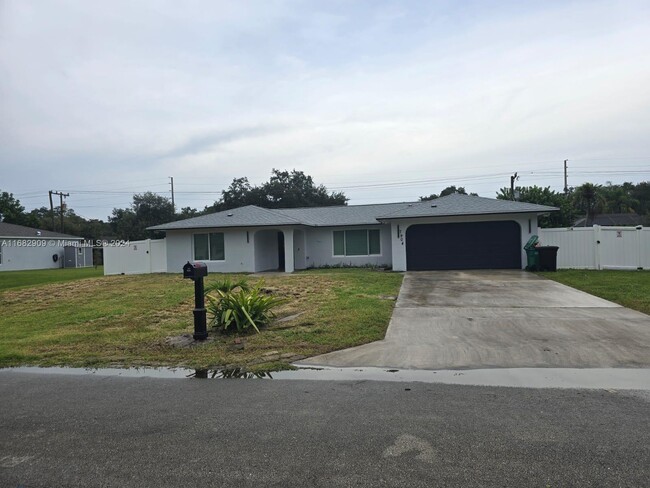 7904 Penny Ln in Fort Pierce, FL - Building Photo - Building Photo