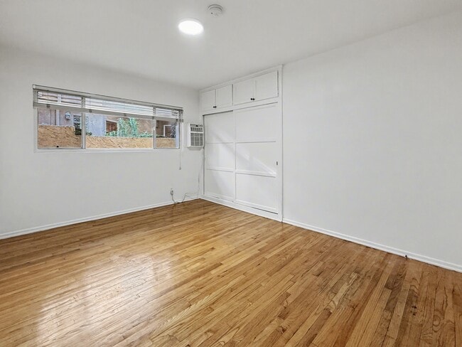 328-330 S Doheny Dr in Beverly Hills, CA - Building Photo - Building Photo