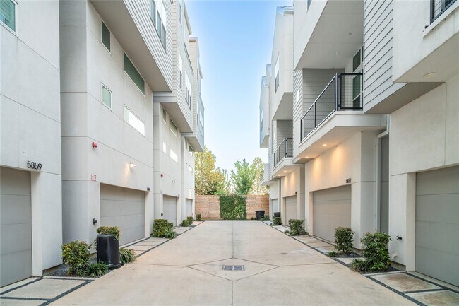 5869 E Post Oak Ln in Houston, TX - Building Photo - Building Photo