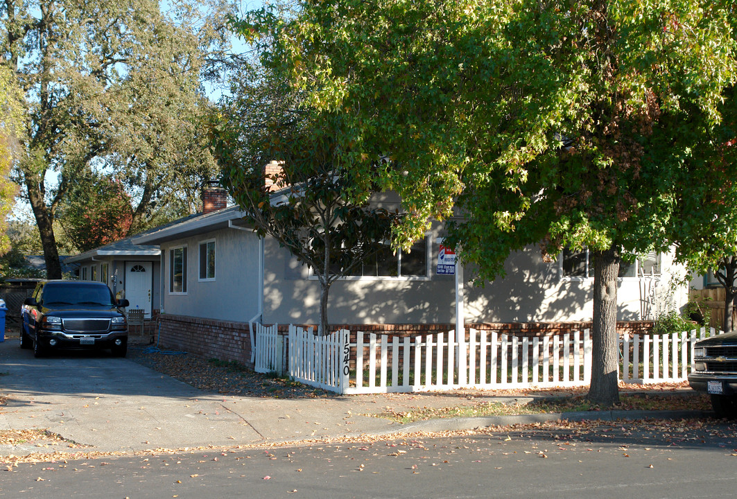 1540 Wright St in Santa Rosa, CA - Foto de edificio