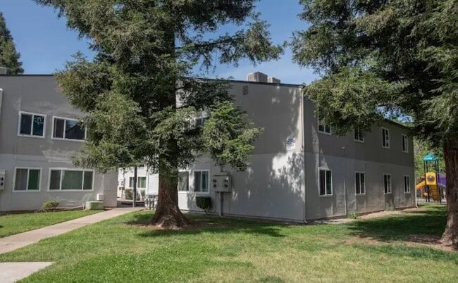 1895 Benton Dr in Redding, CA - Building Photo - Building Photo