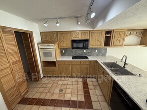 500 Oakwood Pl NE in Albuquerque, NM - Building Photo - Building Photo