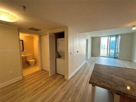 185 SW 7th St in Miami, FL - Building Photo