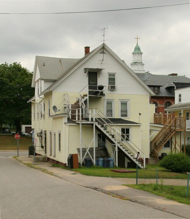 22-26 Hunters Ave in Taftville, CT - Foto de edificio - Building Photo