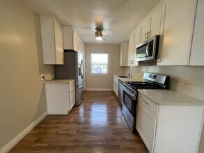 1802 12th St, Unit 2 in Manhattan Beach, CA - Building Photo - Building Photo
