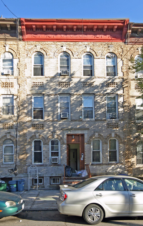 105 Grattan St in Brooklyn, NY - Building Photo