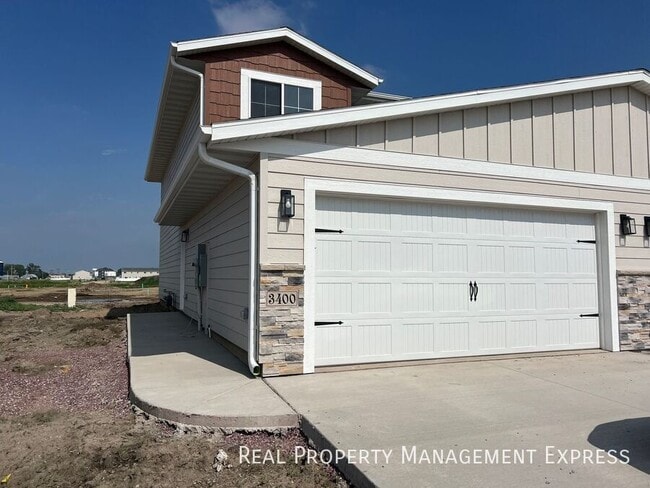 Modern 3 Bedroom 2.5 Bathroom Townhome