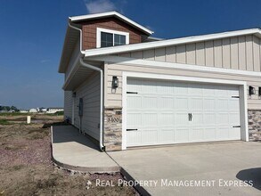Modern 3 Bedroom 2.5 Bathroom Townhome in Sioux Falls, SD - Building Photo - Building Photo
