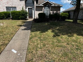 1008 Mockingbird Ln in Desoto, TX - Building Photo - Building Photo