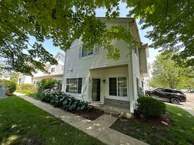 130 Creston Cir in Aurora, IL - Building Photo