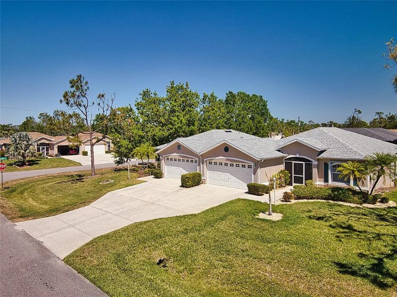 1401 Hedgewood Cir in North Port, FL - Building Photo